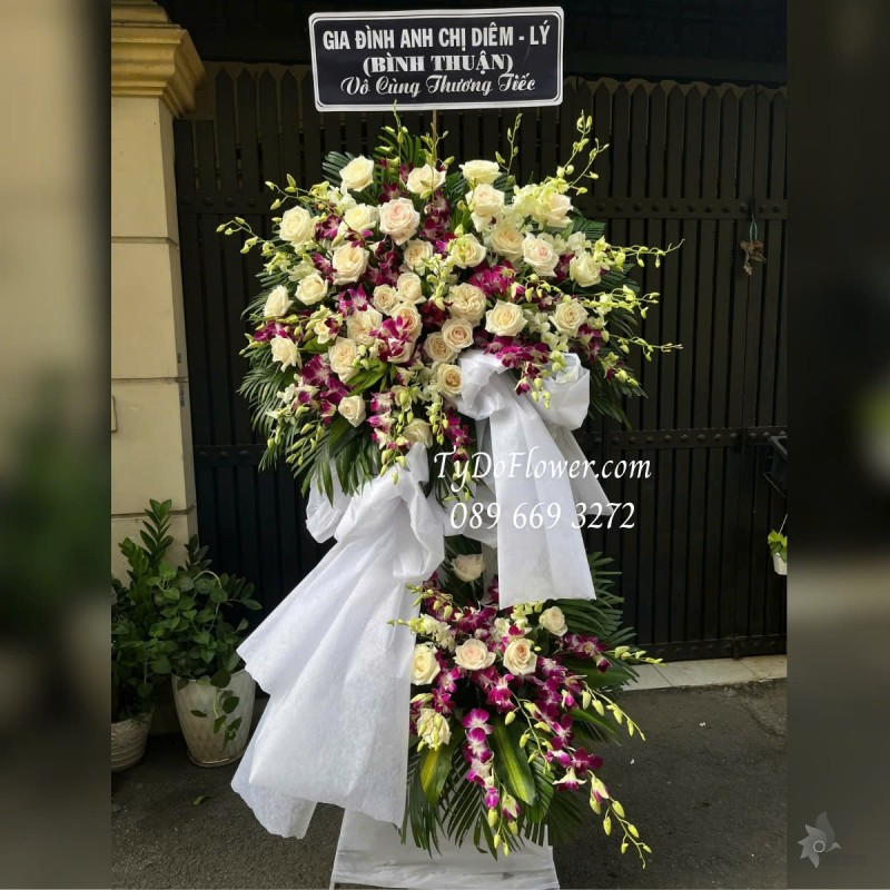 KCB0125108 KỆ HOA TANG LỄ VÒNG HOA CHIA BUỒN Vô Cùng Thương Tiếc Thiết kế 02 tầng Hoa Lan Tím, Hoa Hồng Trắng