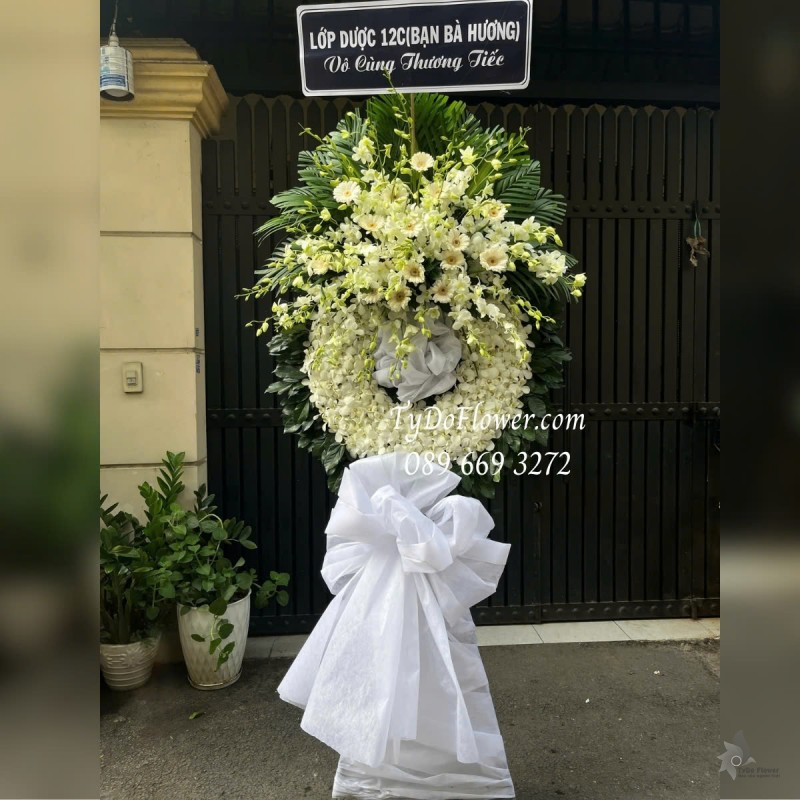 KCB0125109 KỆ HOA TANG LỄ VÒNG HOA CHIA BUỒN Vô Cùng Thương Tiếc Thiết kế 01 tầng Hoa Lan Trắng, Đồng Tiền Trắng