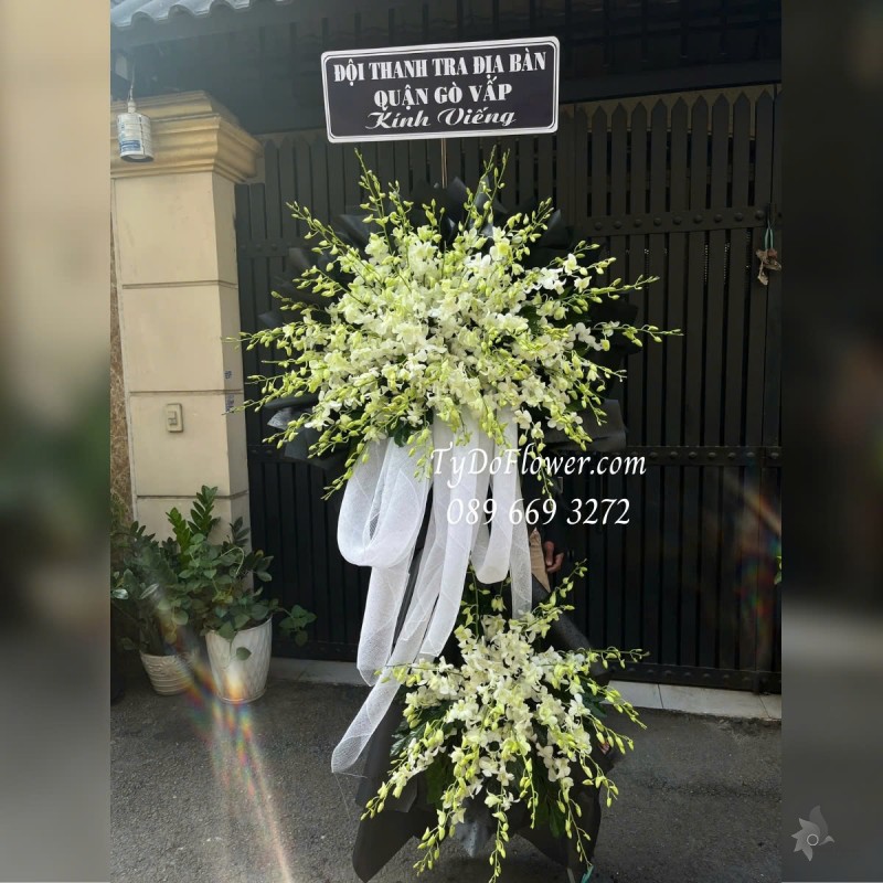 KCB0125110 KỆ HOA TANG LỄ VÒNG HOA CHIA BUỒN Kính Viếng Thiết kế 02 tầng Hoa Lan Trắng