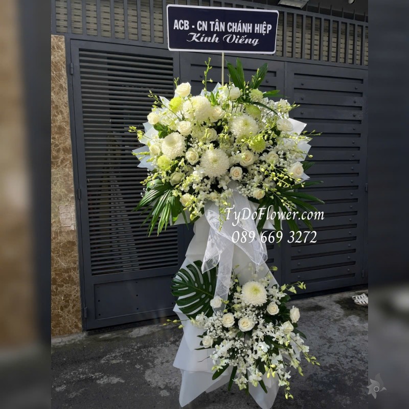 KCB0125111 KỆ HOA TANG LỄ VÒNG HOA CHIA BUỒN Kính Viếng Thiết kế 02 tầng Hoa Lan Trắng, Cúc Mẫu Đơn Trắng, Hoa Hồng Trắng