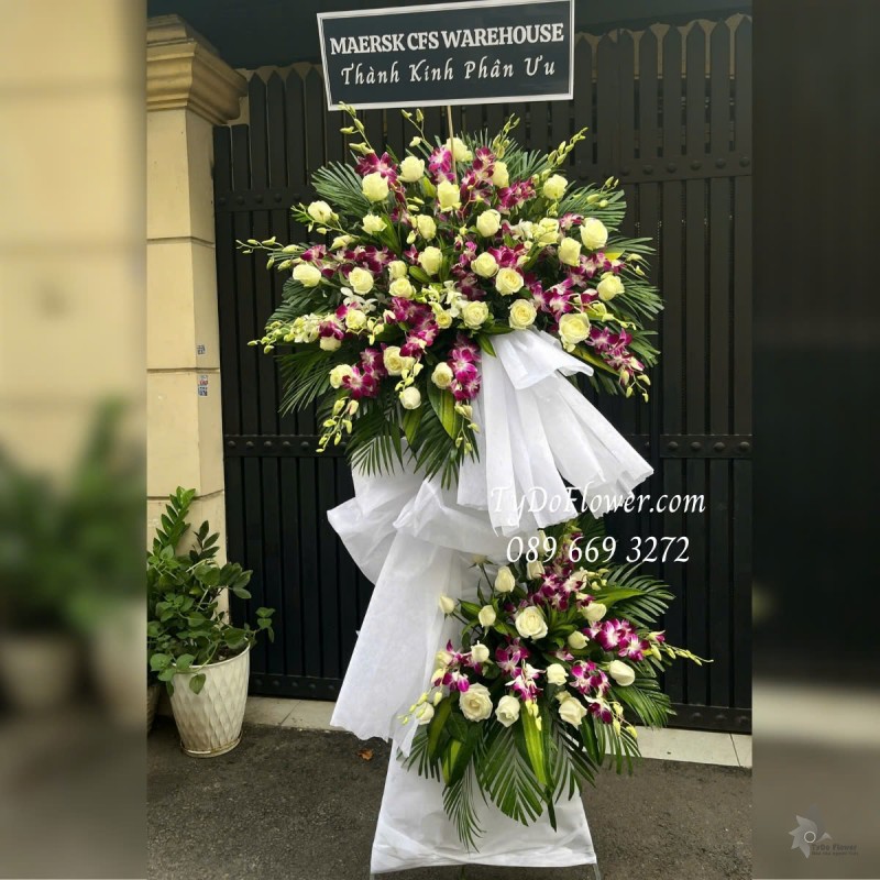 KCB0125115 KỆ HOA TANG LỄ VÒNG HOA CHIA BUỒN Thành Kính Phân Ưu Thiết kế Hoa Lan Tím, Hoa Hồng Trắng