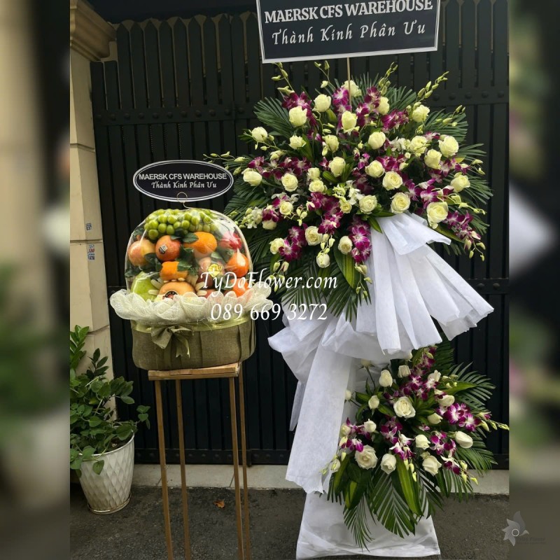 KCB0125116 COMBO KỆ HOA TANG LỄ VÒNG HOA CHIA BUỒN VÀ GIỎ TRÁI CÂY Thành Kính Phân Ưu Thiết kế Hoa Lan Tím, Hoa Hồng Trắng