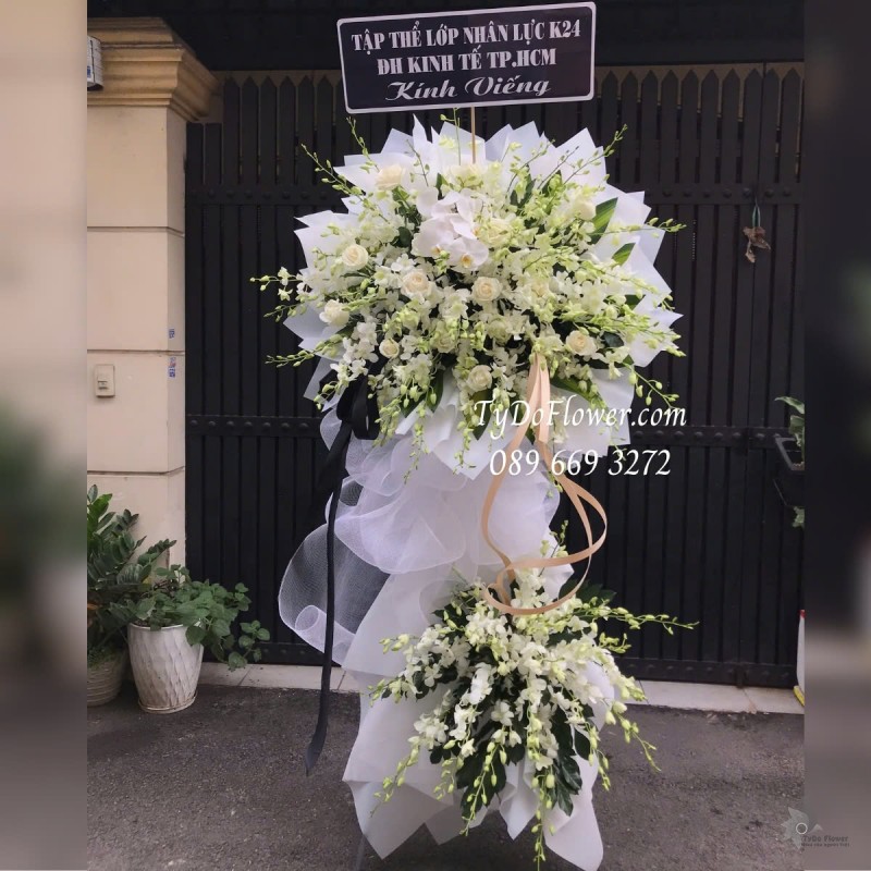KCB0125119 KỆ HOA TANG LỄ VÒNG HOA CHIA BUỒN Kính Viếng Thiết kế Hoa Lan Trắng, Hoa Hồng Trắng, Lan Hồ Điệp Trắng