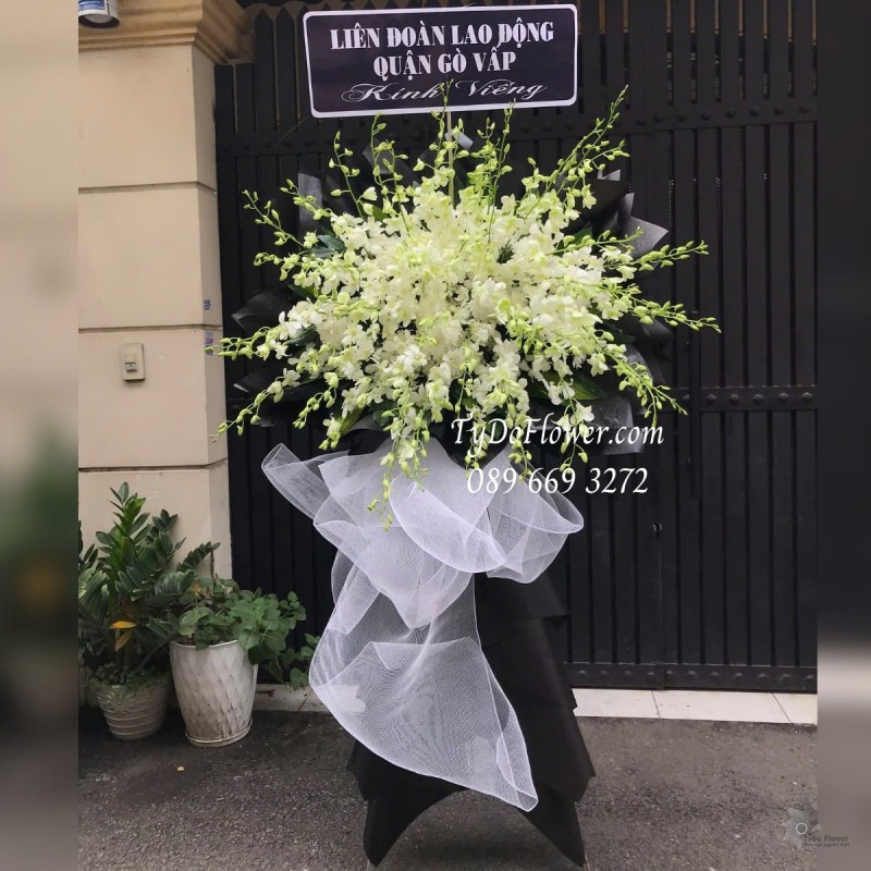 KCB0125121 KỆ HOA TANG LỄ VÒNG HOA CHIA BUỒN Kính Viếng Thiết kế 01 tầng Hoa Lan Trắng