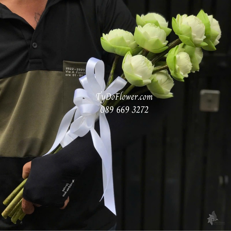 B0125126 BÓ HOA SEN TRẮNG Hoa Cầm Tay Cô Dâu