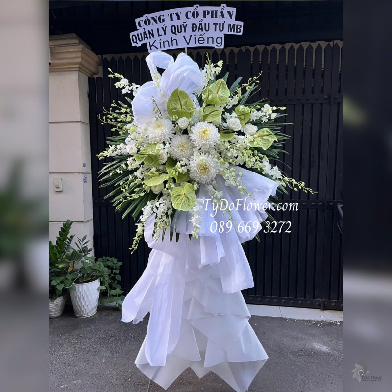 KCB0125134 KỆ HOA TANG LỄ VÒNG HOA CHIA BUỒN Kính Viếng Thiết kế 01 tầng Hoa Lan Trắng, Cúc Mẫu Đơn Trắng, Lá Hồng Môn