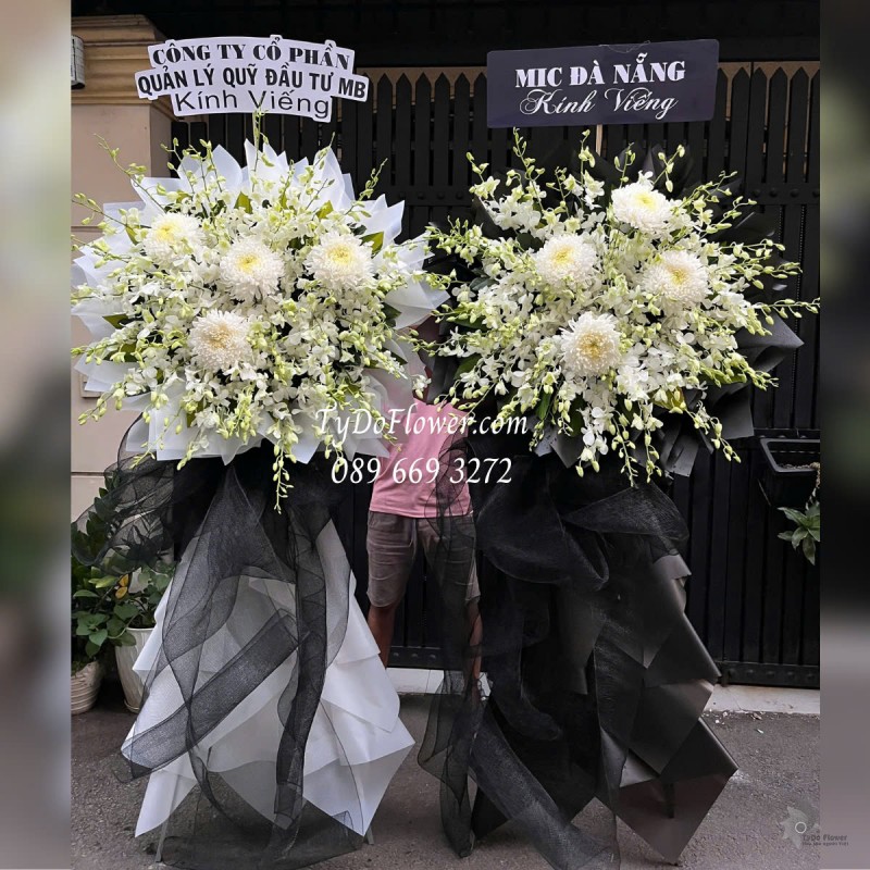 KCB0125135 ĐẶT TỪ 02 KỆ HOA TANG LỄ VÒNG HOA CHIA BUỒN Kính Viếng Thiết kế 01 tầng Hoa Lan Trắng, Cúc Mẫu Đơn Trắng
