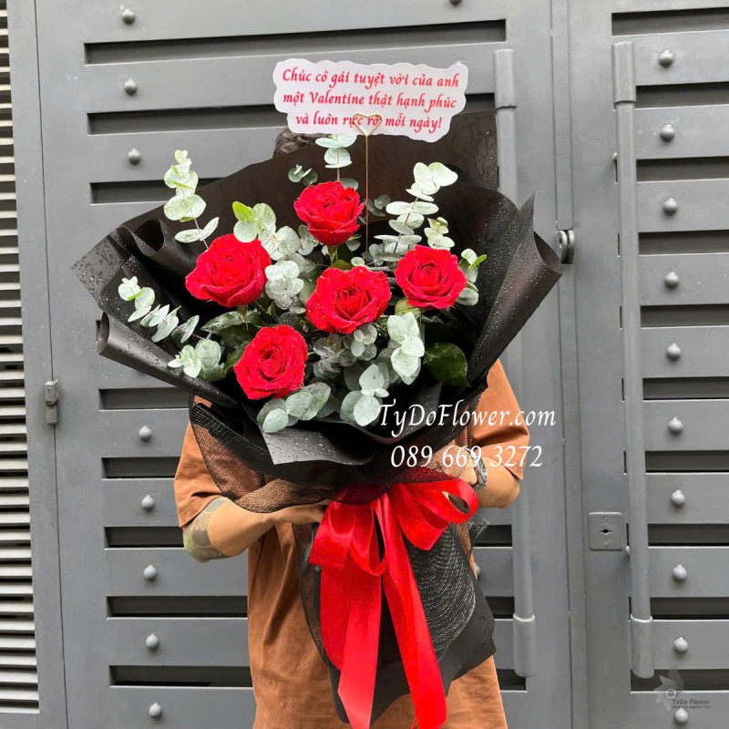 B0125138 BÓ HOA VALENTINE Thiết kế Hoa Hồng Đỏ Ecuador