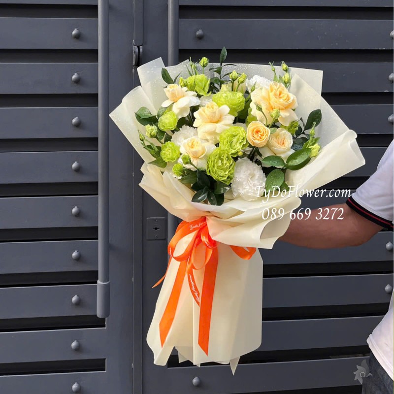 B0125142 BÓ HOA CHÚC MỪNG Thiết kế tông màu vàng xanh, chủ đạo Hoa Hồng Vàng Victor, Cát Tường Xanh Bơ