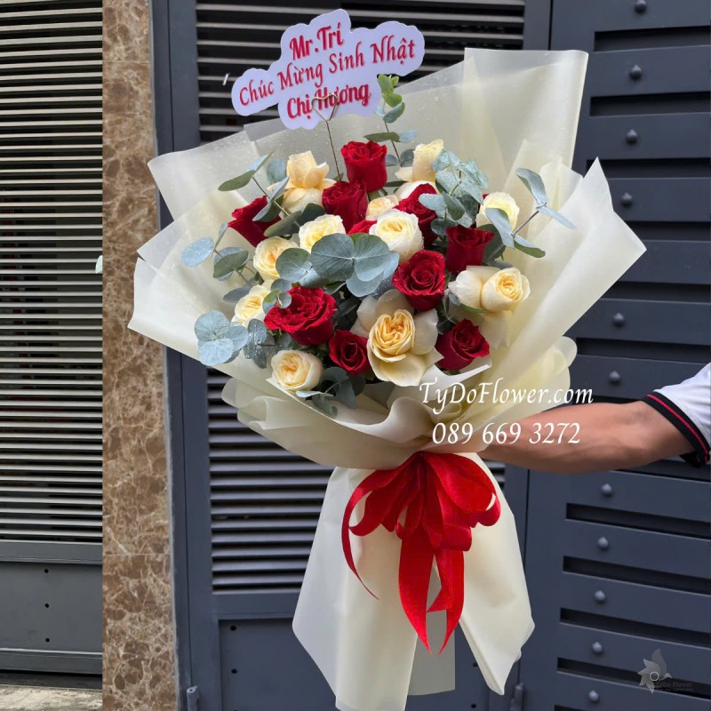 B0125148 BÓ HOA CHÚC MỪNG SINH NHẬT Thiết kế Hoa Hồng Vàng Victor và Hoa Hồng Đỏ Ecuador