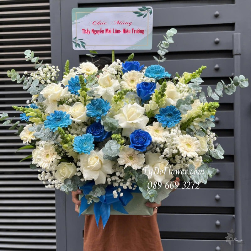 G0125151 GIỎ HOA CHÚC MỪNG THẦY Thiết kế tông màu Trắng Xanh Dương, chủ đạo Hoa Hồng, Đồng Tiền Mini, Mõm Sói