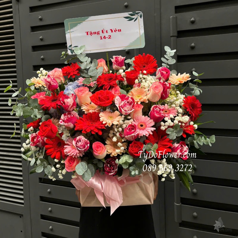 G0125152 GIỎ HOA TÌNH YÊU CHÚC MỪNG 14-2 Thiết kế tông màu đỏ hồng, chủ đạo Hoa Hồng Đỏ, Đỏ Kẹo, Song Hỷ, Đồng Tiền Đỏ Hồng Cam