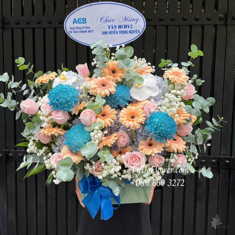 G0125153 GIỎ HOA CHÚC MỪNG NHẬN CHỨC Thiết kế tông màu hồng cam xanh dương, chủ đạo Hoa Hồng Kem Dâu, Cúc Mẫu Đơn Xanh Dương, Đồng Tiền Mini Cam