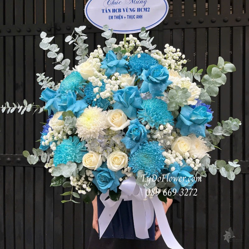 G0125154 GIỎ HOA CHÚC MỪNG NHẬN CHỨC Thiết kế tông màu trắng xanh dương, chủ đạo Hoa Hồng, Cúc Mẫu Đơn