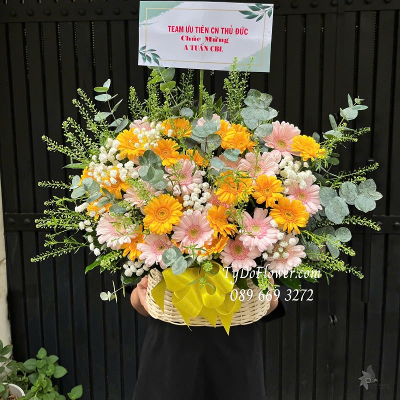 G0125155 GIỎ HOA CHÚC MỪNG Thiết kế tông màu hồng vàng, chủ đạo Hoa Đồng Tiền Mini