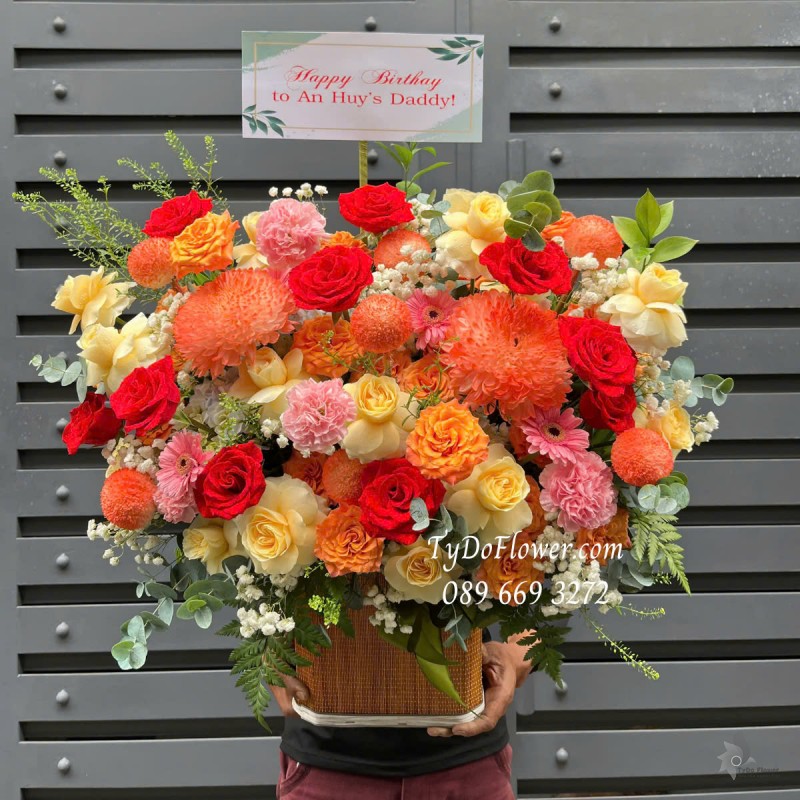 G0125157 GIỎ HOA CHÚC MỪNG SINH NHẬT Thiết kế tông màu đỏ vàng cam, chủ đạo Hoa Cúc Mẫu Đơn Cam, Hoa Hồng Vàng Victor, Hoa Hồng Đỏ Ecuador