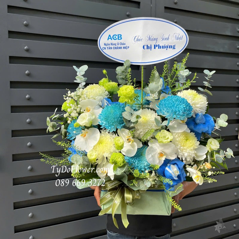 G0125158 GIỎ HOA CHÚC MỪNG SINH NHẬT Thiết kế tông màu trắng xanh, chủ đạo Hoa Cúc Mẫu Đơn, Cát Tường Xanh Bơ