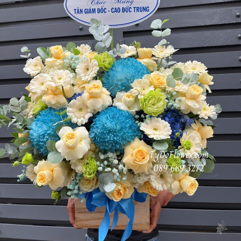 G0125159 GIỎ HOA CHÚC MỪNG TÂN GIÁM ĐỐC Thiết kế tông màu vàng xanh, chủ đạo Hoa Hồng Vàng Victor, Cúc Mẫu Đơn Xanh Dương, Cát Tường Xannh Bơ, Đồng Tiền Mini Trắng