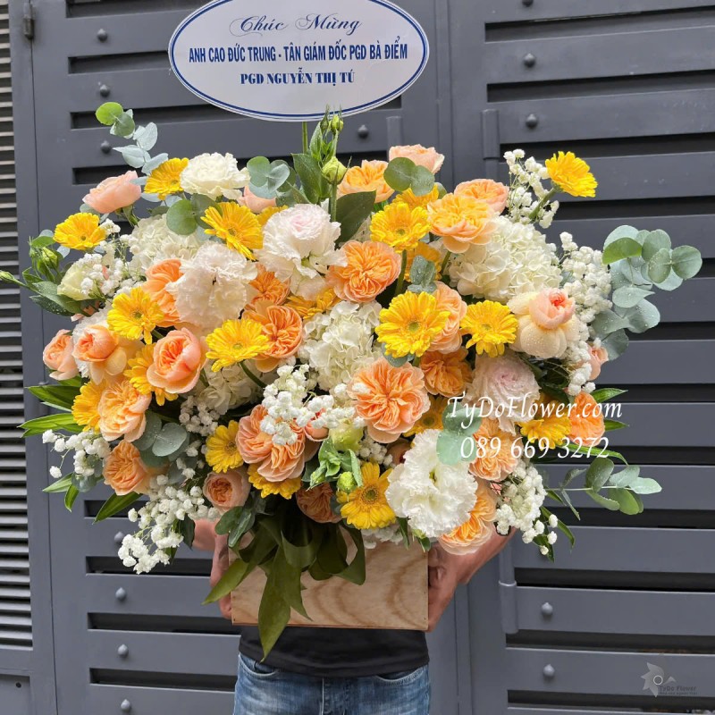 G0125160 GIỎ HOA CHÚC MỪNG TÂN GIÁM ĐỐC Thiết kế tông màu vàng cam trắng, chủ đạo Hoa Hồng Cam Juliet, Cẩm Tú Cầu Trắng, Đồng Tiền Mini Vàng