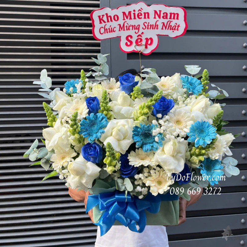 G0125161 GIỎ HOA CHÚC MỪNG SINH NHẬT SẾP Thiết kế tông màu trắng xanh chủ đạo Hoa Hồng, Đồng Tiền, Mõm Sói