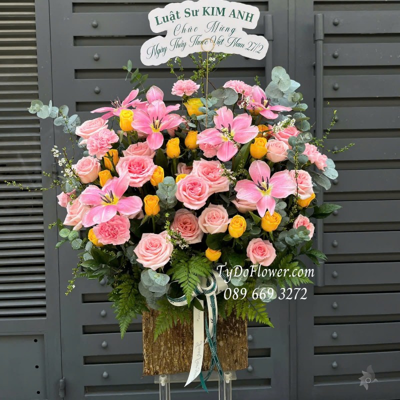 G0125170 GIỎ HOA CHÚC MỪNG NGÀY THẦY THUỐC VN Thiết kế tông màu hồng vàng, chủ đạo Hoa Hồng Pink Ohara, Hoa Hồng Vàng Gold, Tulip Hồng Gấp Cánh