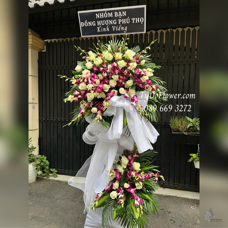 KCB0125175 KỆ HOA TANG LỄ VÒNG HOA CHIA BUỒN Kính Viếng Thiết kế 01 tầng Hoa Hồng Trắng, Hoa Lan Tím