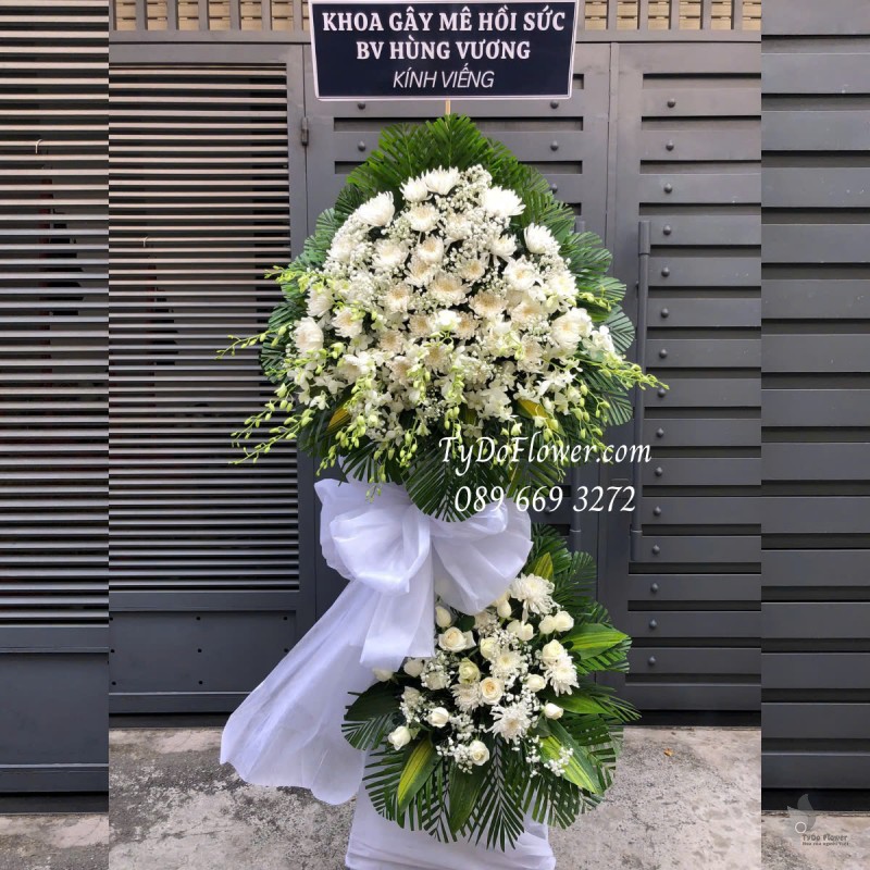 KCB0325176 KỆ HOA TANG LỄ VÒNG HOA CHIA BUỒN Kính Viếng Thiết kế 02 tầng Hoa Lan Trắng, Hoa Cúc Trắng, Hoa Hồng Trắng