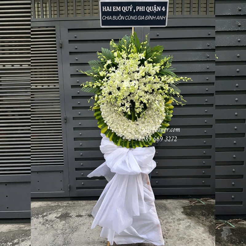 KCB0325177 KỆ HOA TANG LỄ Vòng Hoa Chia Buồn Cùng Gia Đình Thiết kế 01 tầng Hoa Lan Trắng