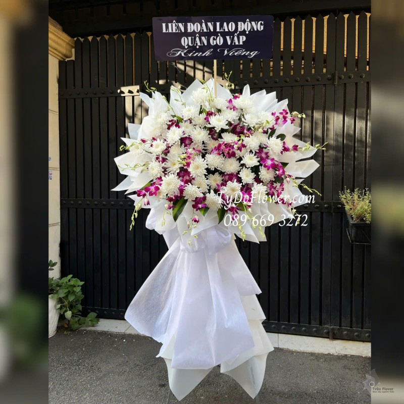 KCB0325179 KỆ HOA TANG LỄ VÒNG HOA CHIA BUỒN Kính Viếng Thiết kế 01 tầng Hoa Lan Tím, Hoa Cúc Trắng