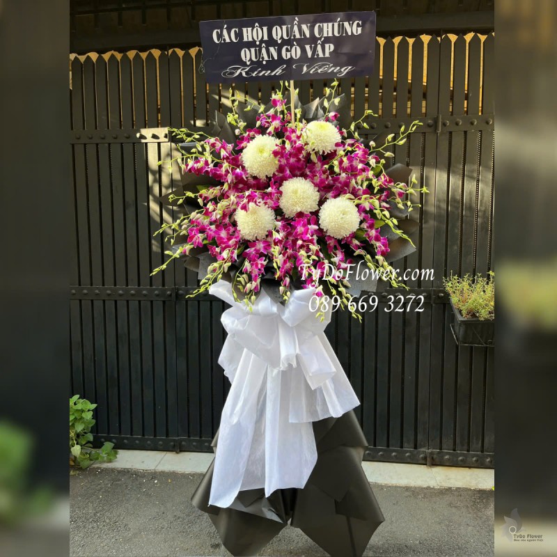 KCB0325180 KỆ HOA TANG LỄ VÒNG HOA CHIA BUỒN Kính Viếng Thiết kế 01 tầng Hoa Lan Tím, Cúc Mẫu Đơn Trắng
