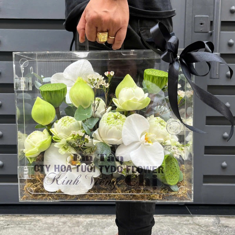 KCB0325183 HOA TANG LỄ LẴNG HOA CHIA BUỒN Kính Viếng Thiết kế Hoa Sen Trắng, Lan Hồ Điệp Trắng trong hộp hoa Mica cao cấp