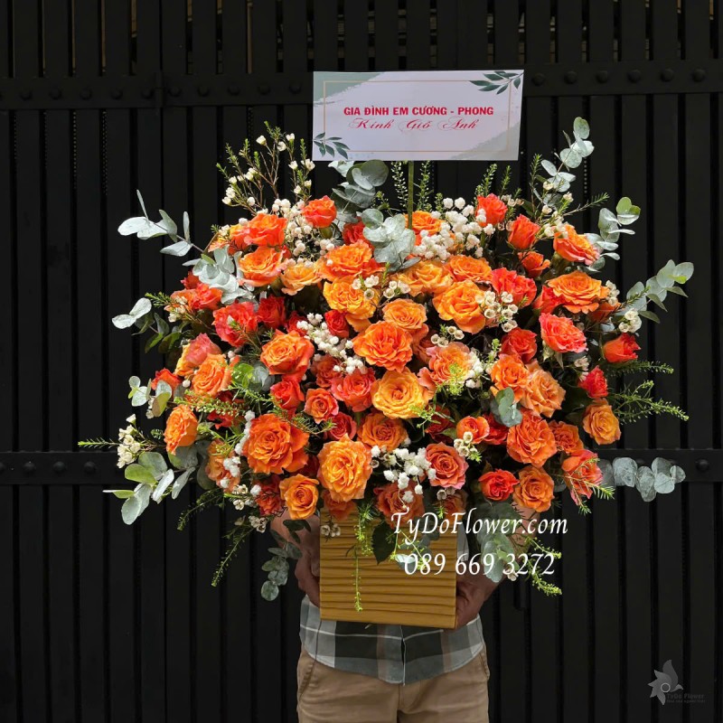 G0325185 GIỎ HOA KÍNH GIỖ Thiết kế Hoa Hồng Cam Spirit Roses