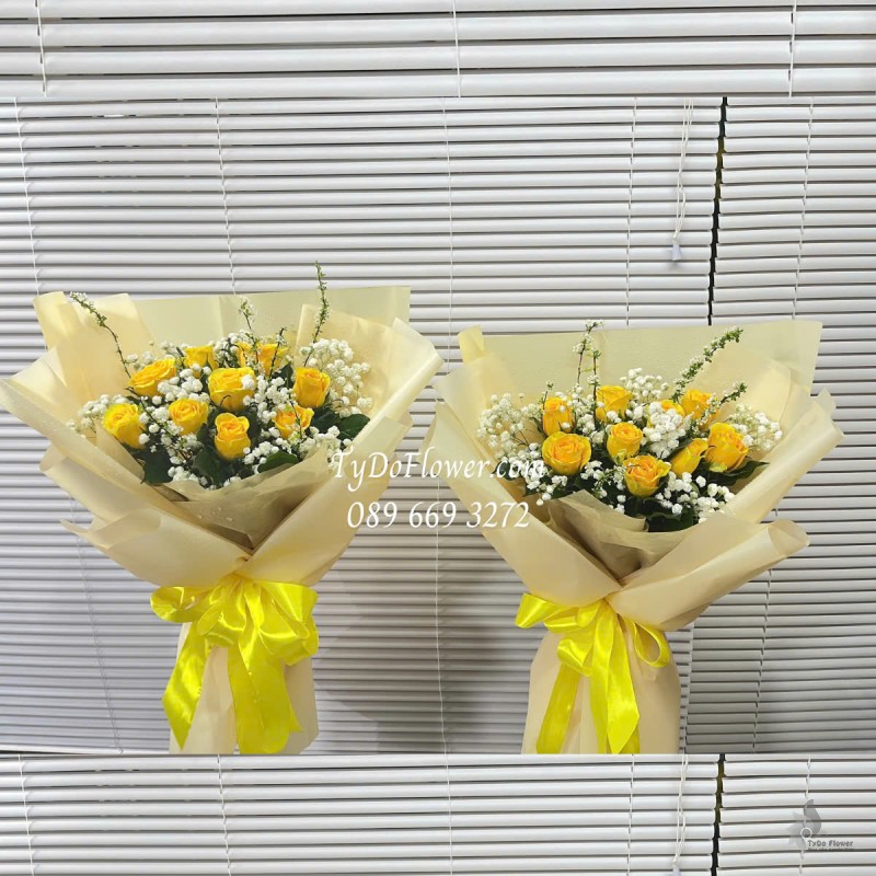 B0325186 ĐẶT TỪ 02 BÓ HOA CHÚC MỪNG Thiết kế gam màu vàng, chủ đạo Hoa Hồng Vàng