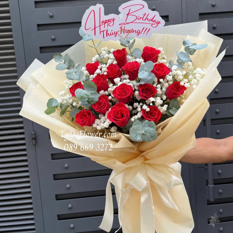 B0325187 BÓ HOA CHÚC MỪNG SINH NHẬT Thiết kế Hoa Hồng Đỏ, Baby Trắng, Lá Bạc Dollar