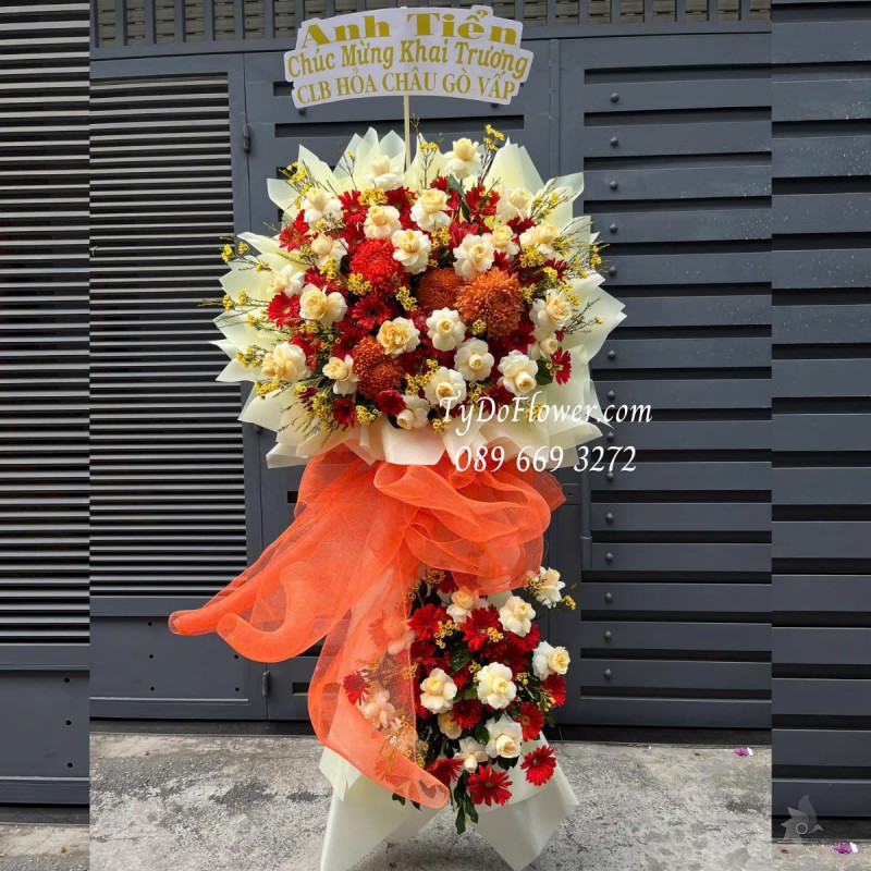 KCM0325194 KỆ HOA CHÚC MỪNG KHAI TRƯƠNG Thiết kế gam màu đỏ vàng, chủ đạo Hoa Hồng Vàng Victor, Cúc Mẫu Đơn, Đồng Tiền, Thanh Liễu