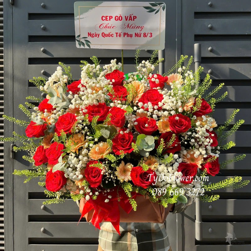 G0325198 GIỎ HOA CHÚC MỪNG 8-3 Thiết kế gam màu cam đỏ, chủ đạo Hoa Hồng Đỏ, Đồng Tiền Mini Cam, Baby Trắng