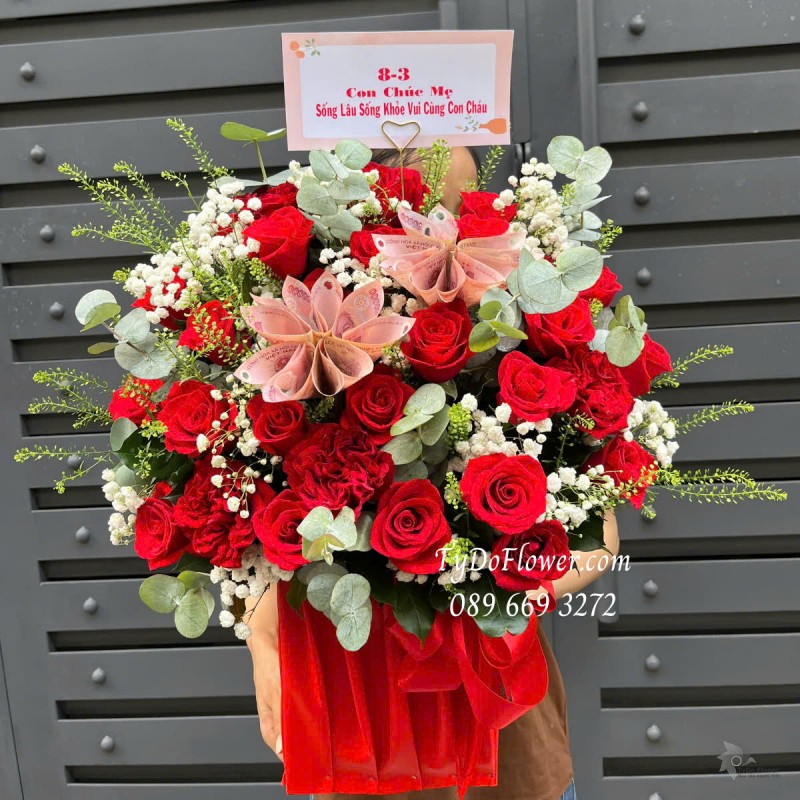 G0325199 GIỎ HOA CHÚC MỪNG 8-3 Thiết kế Hoa Hồng Đỏ và Hoa Tiền