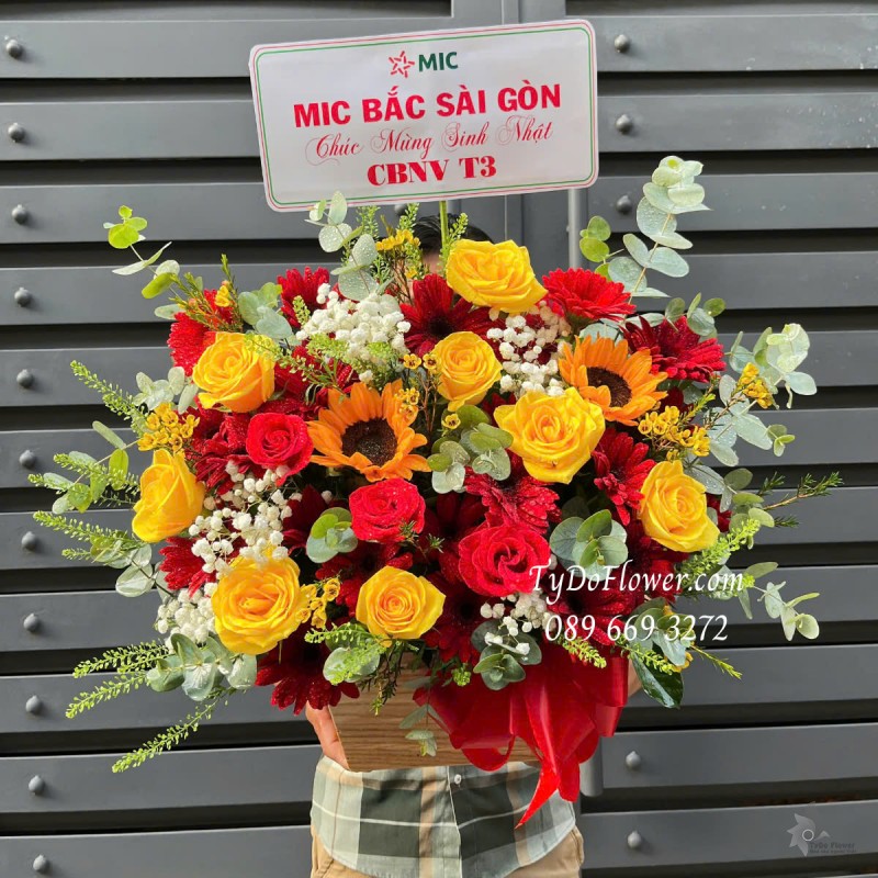 G0325200 GIỎ HOA CHÚC MỪNG 8-3 Thiết kế gam màu đỏ vàng, chủ đạo Hoa Hồng Đỏ Vàng, Hướng Dương