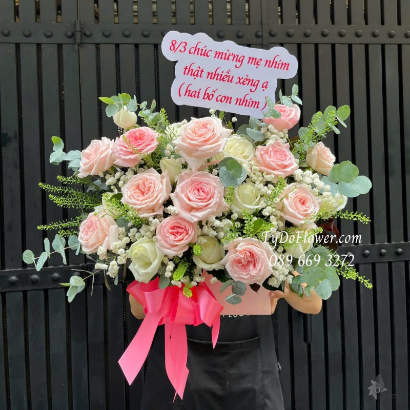 G0325206 GIỎ HOA CHÚC MỪNG 8-3 Thiết kế Hoa Hồng Pink Ohara Roses, Hoa Hồng Trắng