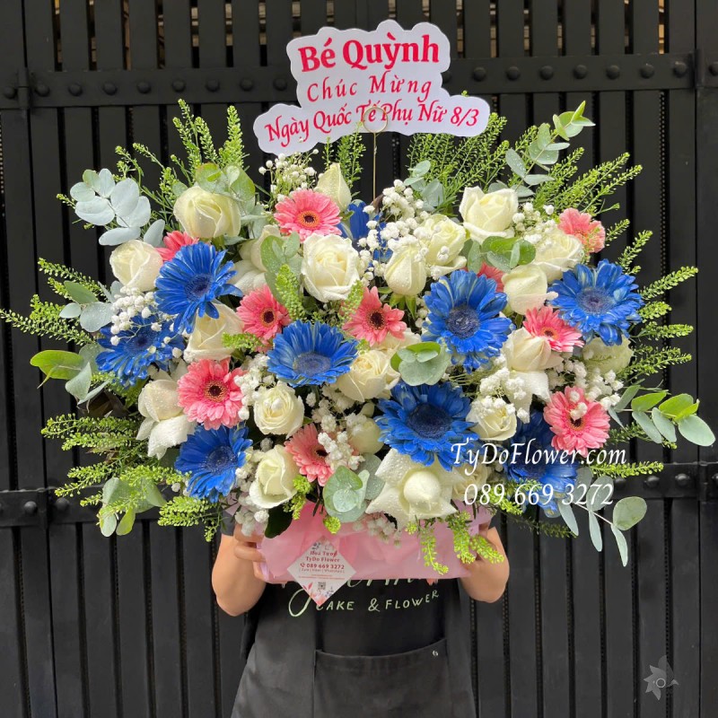G0325210 GIỎ HOA CHÚC MỪNG 8-3 Thiết kế gam màu hồng trắng xanh, chủ đạo hoa hồng, đồng tiền