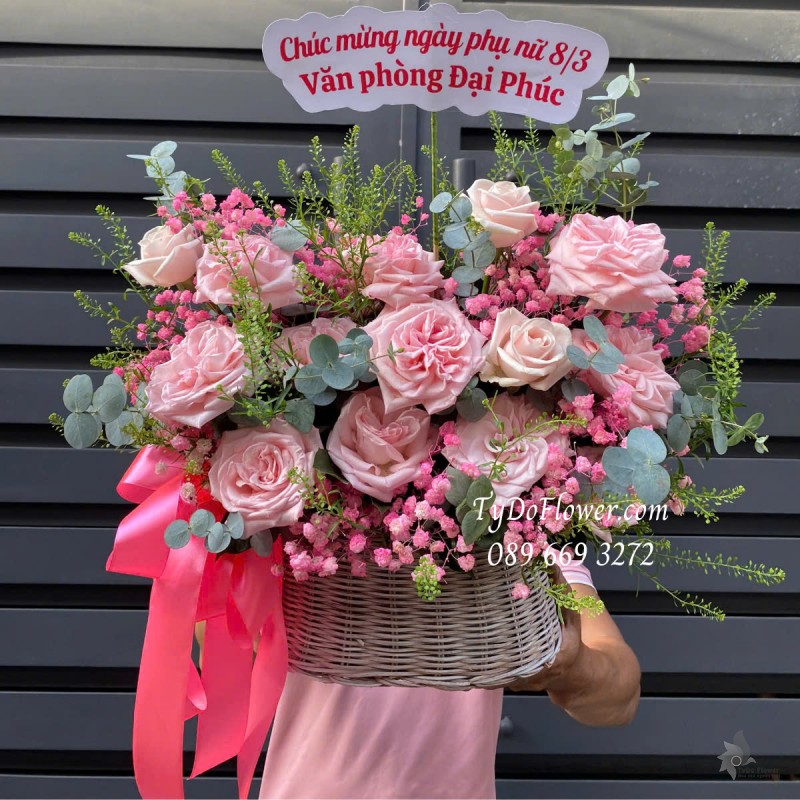 G0325215 GIỎ HOA CHÚC MỪNG 8-3 Thiết kế gam màu hồng, chủ đạo Hoa Hồng Kem, Pink Ohara Roses