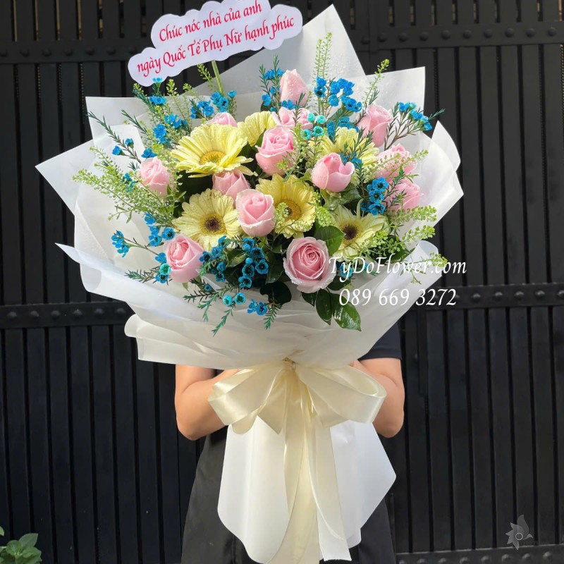 B0325218 BÓ HOA TẶNG 8-3 Thiết kế Hoa Hồng Kem Dâu, Đồng Tiền Vàng Xanh, Thanh Liễu Xanh Dương