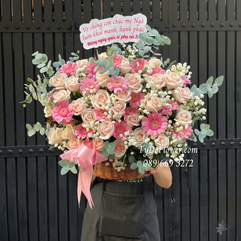 G0325219 GIỎ HOA CHÚC MỪNG 8-3 Thiết kế gam màu hồng, chủ đạo Hoa Hồng Kem, Đồng Tiền Hồng