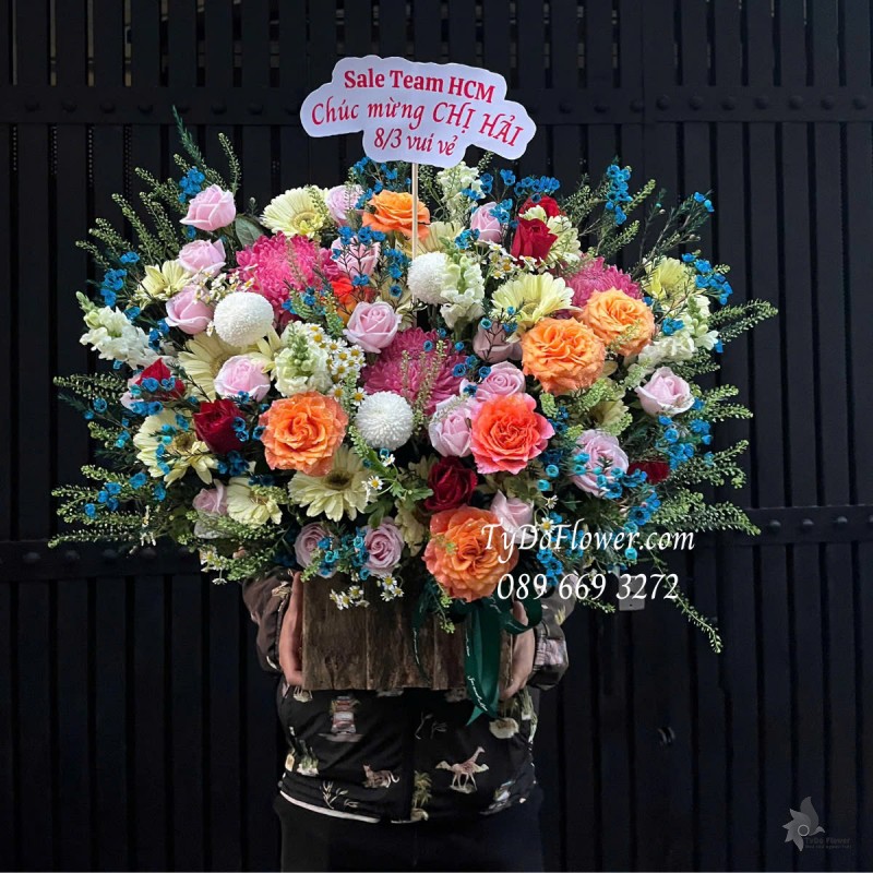 G0325220 GIỎ HOA CHÚC MỪNG 8-3 Thiết kế gam màu đa sắc