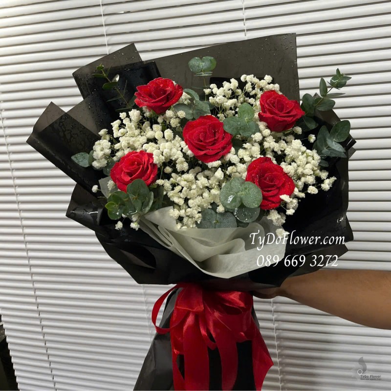 B0325221 BÓ HOA CHÚC MỪNG Thiết kế Hoa Hồng Đỏ, Baby Trắng