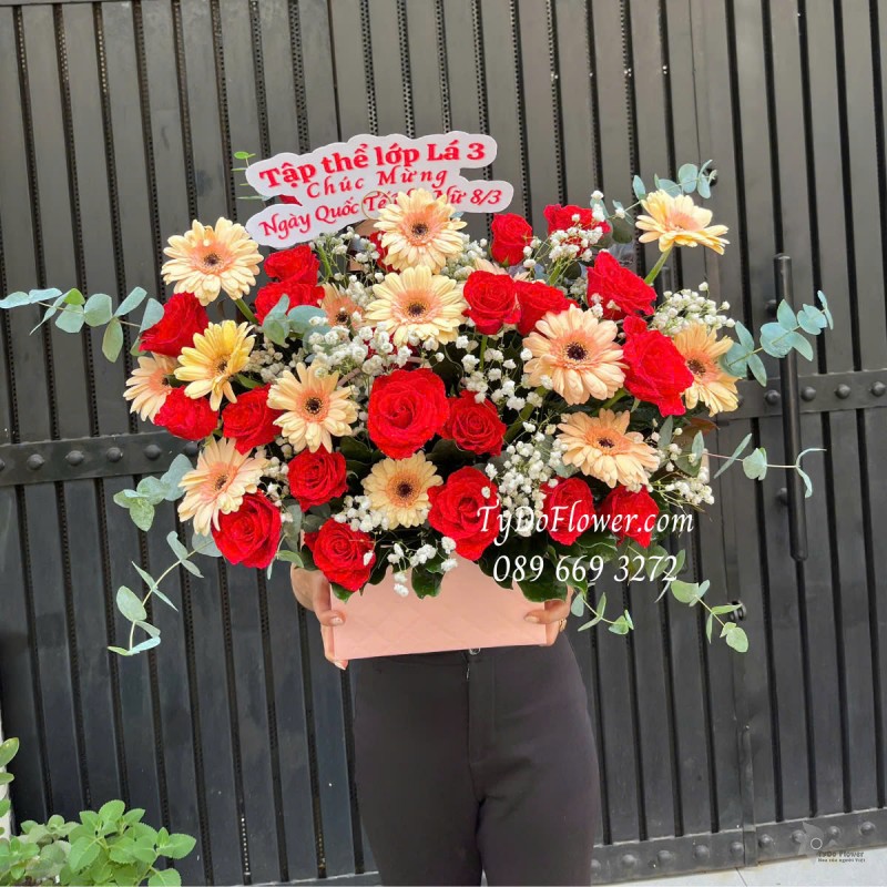 G0325222 GIỎ HOA CHÚC MỪNG 8-3 Thiết kế gam màu đỏ cam, chủ đạo Hoa Hồng Đỏ, Đồng Tiền Cam