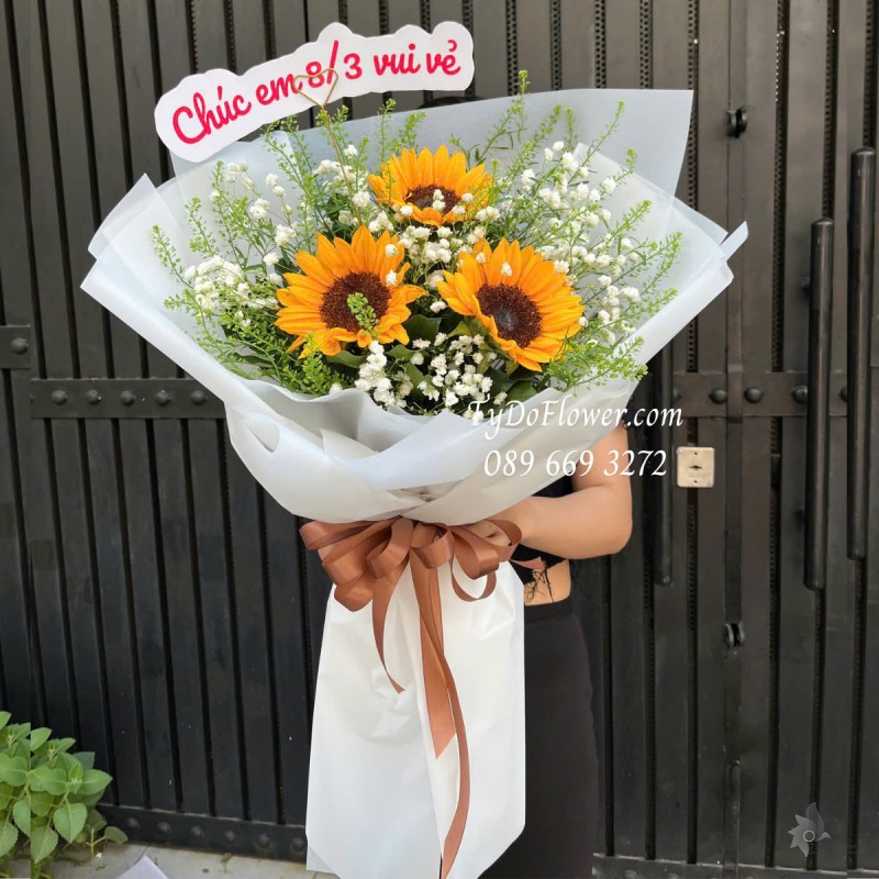 B0325223 BÓ HOA 8-3 Thiết kế Hoa Hướng Dương, Baby Trắng