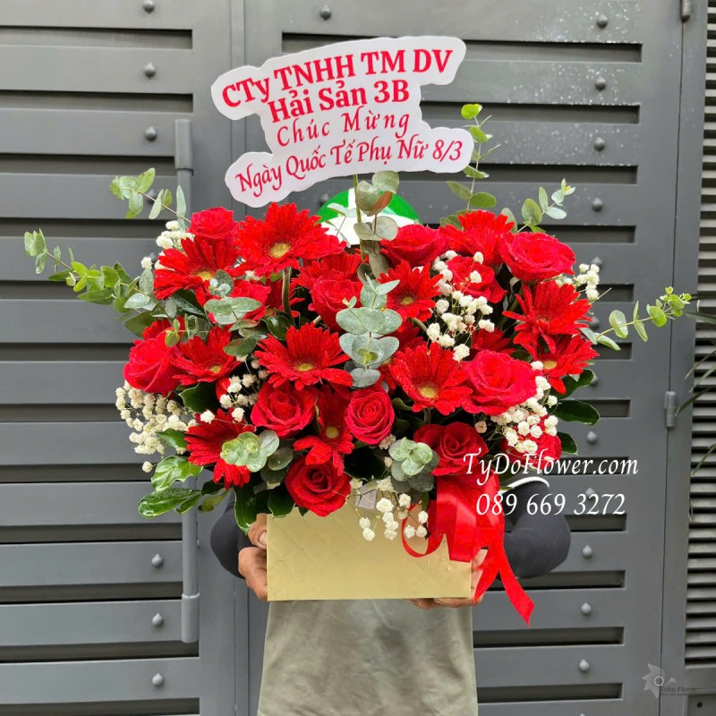 G0325224 GIỎ HOA CHÚC MỪNG 8-3 Thiết kế gam màu đỏ, chủ đạo Hoa Hồng Đỏ, Đồng Tiền Đỏ