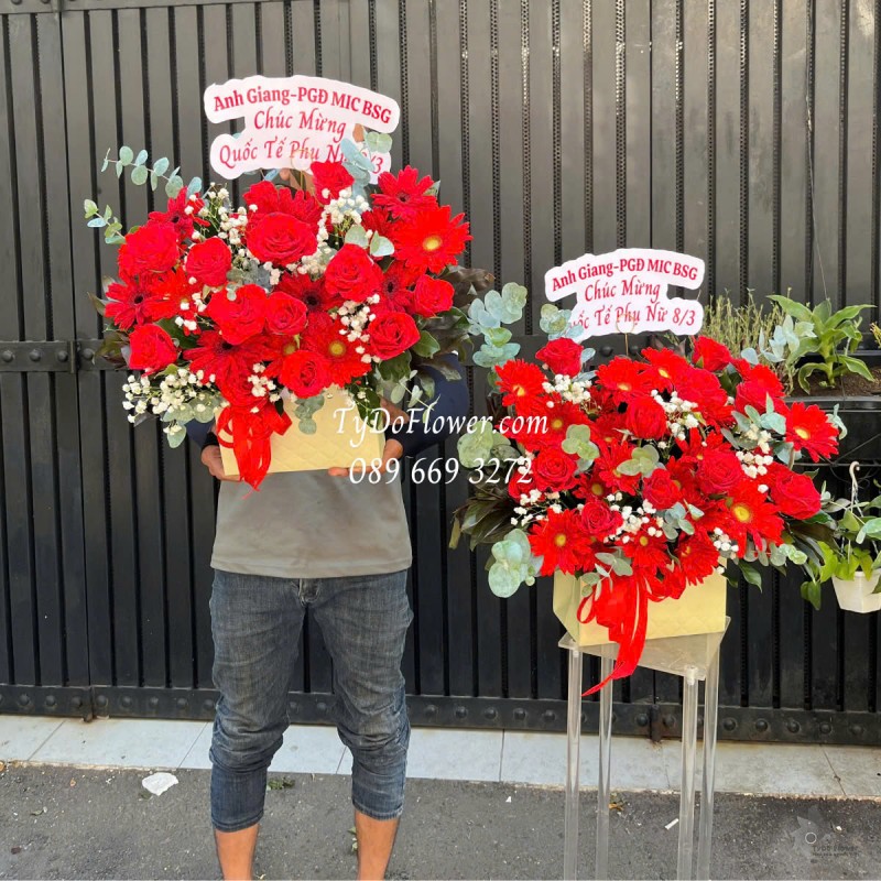 G0325226 ĐẶT TỪ 02 GIỎ HOA CHÚC MỪNG 8-3 Thiết kế gam màu đỏ, chủ đạo Hoa Hồng Đỏ, Đồng Tiền Đỏ