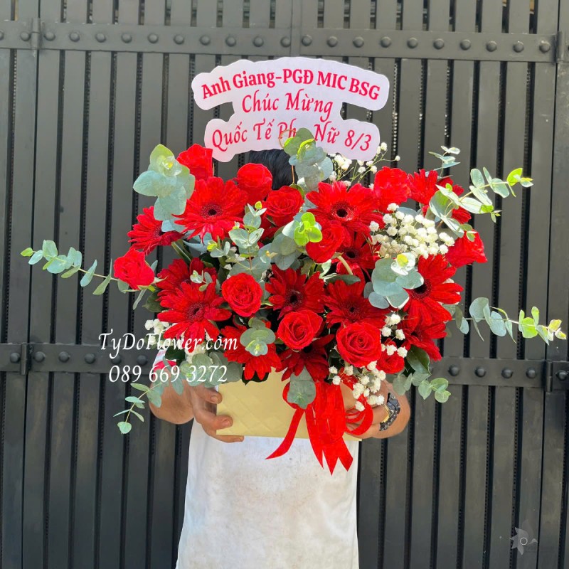 G0325227 GIỎ HOA CHÚC MỪNG 8-3 Thiết kế gam màu đỏ, chủ đạo Hoa Hồng Đỏ, Đồng Tiền Đỏ
